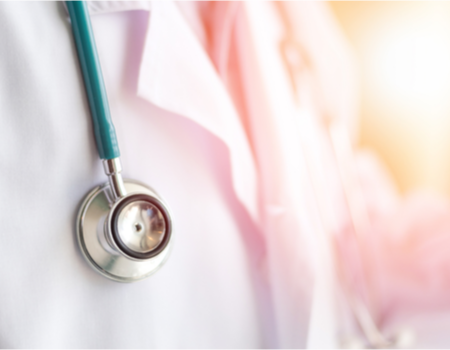 Médico y paciente antes del aborto